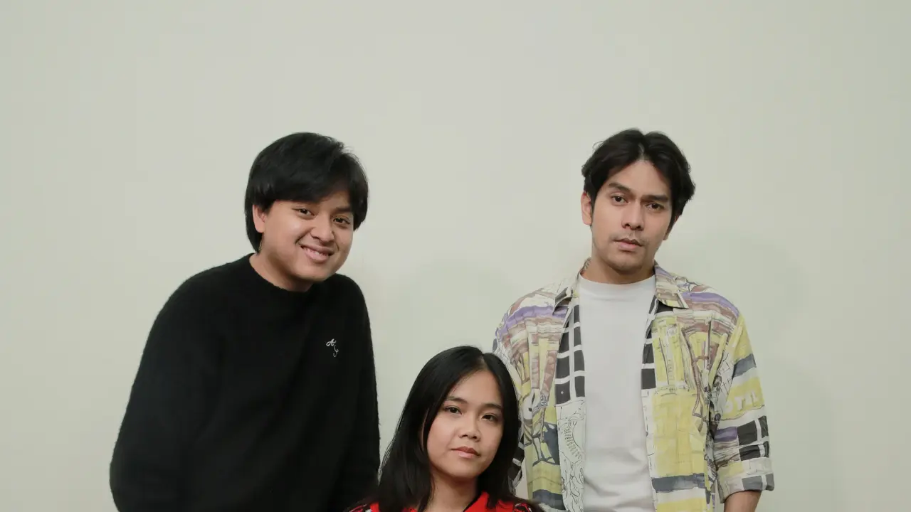 Grup band KIM beranggotakan Arsy Widianto, Rachel Amanda, dan Gusty Pratama. (Foto: Adrian Putra/Fimela)