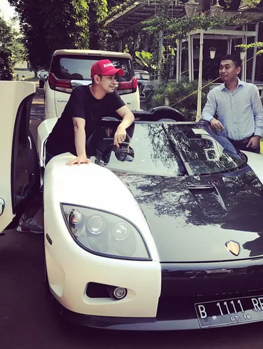 Petugas gabungan dari Badan Pajak dan Retribusi Daerah DKI Jakarta (BPRD) dan Direktorat Lalu Lintas Polda Metro Jaya pun menyambangi kediaman Raffi, Selasa (22/8). Sayangnya, saat didatangi keduanya tidak berada di rumah. (Instagram/raffinagita1717)