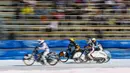 Sejumlah pembalap bersaing dalam Kejuaraan Dunia FIM Ice Speedway Gladiator di Arena Medeo, Almaty, Kazakhstan (21/2). Sirkuit yang diselimuti es membuat kejuaraan ini menjadi unik dan seru untuk disaksikan. (REUTERS/Shamil Zhumatov)