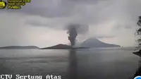 Gunung Anak Krakatau kembali erupsi mengeluarkan abu vulkanik teramati sekitar 2.000 meter di atas puncak, Senin siang (27/11/2023), pukul 11.43 WIB. (Liputan6.com/ Dok PVMBG)