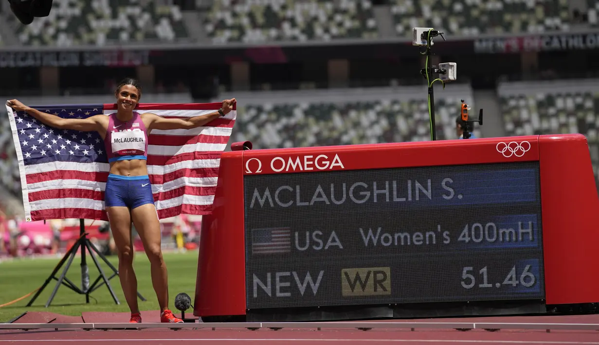Pelari gawang Amerika Serikat Sydney McLaughlin merayakan kemenangannya pada final lari gawang 400 meter putri Olimpiade Tokyo 2020 di Tokyo, Jepang, Rabu (4/8/2021).  McLaughlin mencatatkan waktu 51,46 detik dan berhasil mengalahkan rekan senegaranya, Muhammad Dalilah. (AP Photo/Petr David Josek)