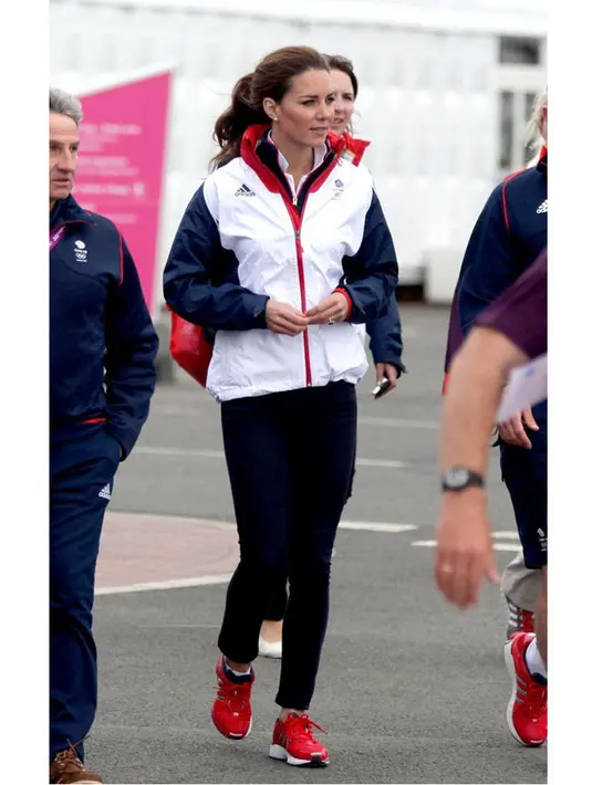 Kalau yang satu ini, Kate memang tampil sporty banget. Ia memakai running shoes berwarna merahnya dan jaket. Cantiknya tetap terpancar kan? (Foto: Pinimg)