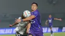 Pemain Persita Tangerang, Ramiro Fergonzi, berebut bola dengan pemain RANS Nusantara FC, Dallen Doke, pada pekan ke-20 BRI Liga 1 2023/2024 di Stadion Indomilk Arena, Tangerang, Kamis (23/11/2023). (Bola.com/M Iqbal Ichsan)