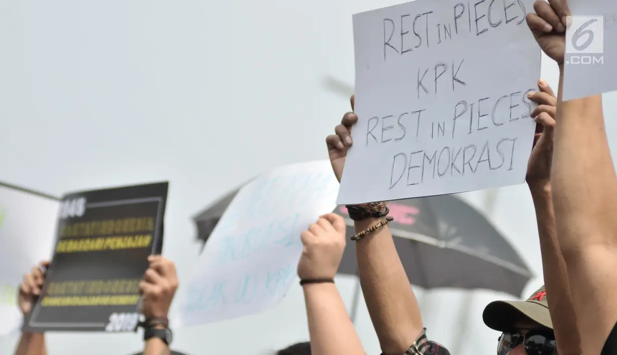 Massa yang tergabung dalam Koalisi Masyarakat Menyelamatkan KPK membentangkan poster saat aksi menolak UU KPK di Gedung DPR, Jakarta, Selasa (17/9/2019). Dalam aksinya massa membawa poster bertuliskan kekecewaan terhadap Jokowi dan DPR karena mengesahkan UU KPK. (merdeka.com/Iqbal S. Nugroho)