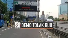 Ruas tol dalam kota Cawang-Grogol dialihkan, akibat adanya aksi unjuk rasa di depan Kompleks Parlemen Senayan, Jalan Gatot Subroto, Jakarta Selatan. Pengendara diimbau untuk keluar di pintu tol terdekat.