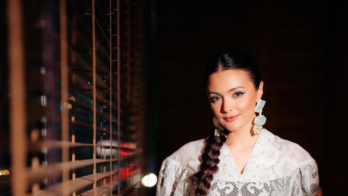 Potret Amanda Rawles Pakai Blouse Brokat dan Rok Batik saat Gala Premiere Film 'Siapa Dia'
