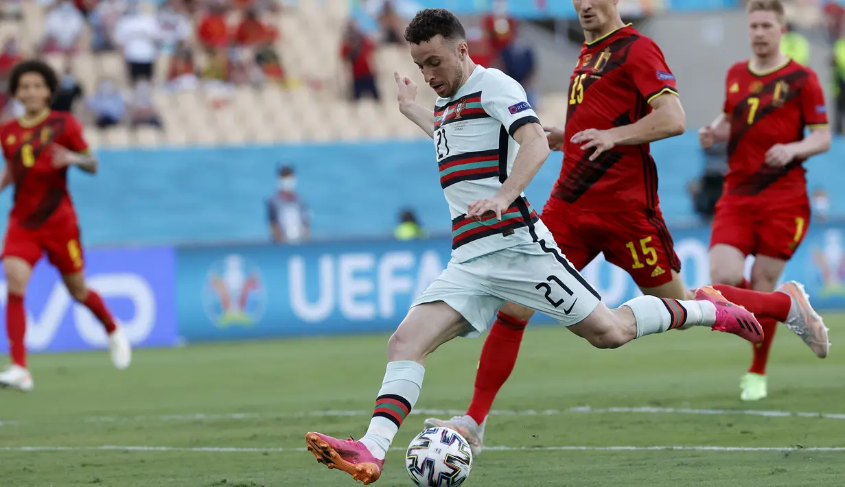 Portugal mengawali peluang pertama pada menit keenam. Diogo Jota mencoba melakukan tembakan namun masih melebar dari gawang Thibaut Courtois, penjaga gawang Belgia. (Foto: AP/Pool/Julio Munoz)
