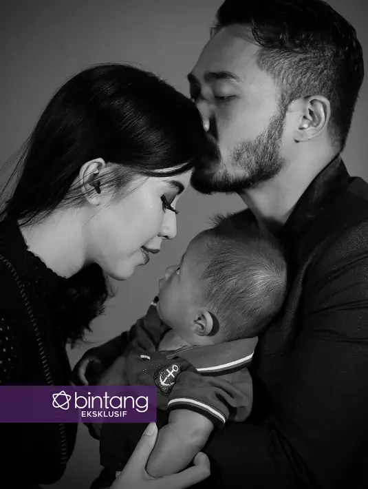 Pasangan yang telah memiliki seorang anak itu juga rujuk lantaran melihat  putranya yang membutuhkan kasih sayang kedua orang tuanya. Ego keduanya mereda ketika melihat anaknya. (Febio Hernanto/Bintang.com)