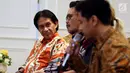 Bens Leo (kiri) bersama rekan-rekan musisi saat menemui Ketua DPR Bambang Soesatyo di Ruang Pimpinan DPR Gedung Nusantara III, Jakarta, Rabu (4/4). Pertemuan tersebut membahas perkembangan musik di Indonesia. (Liputan6.com/Johan Tallo)