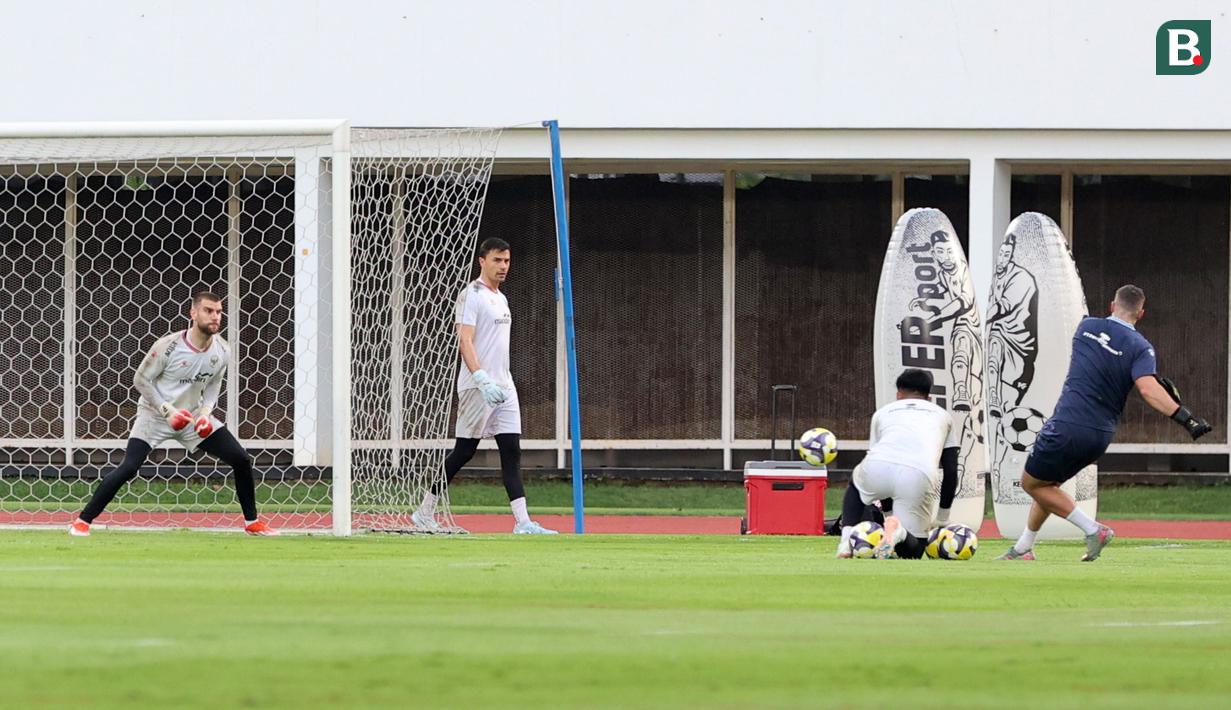 Kiper Timnas Indonesia, Maarten Paes dan Emil Audero melakoni latihan resmi menjelang laga FIFA Series 2026 melawan St Kitts and Nevis di Stadion Madya, Senayan, Jakarta, Kamis (26/03/2026). (Bola.com/M Iqbal Ichsan)