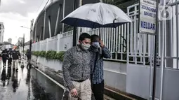 Petugas keamanan memayungi penyidik KPK saat menuju Gedung Mina Bahari IV yang merupakan kantor Menteri Edhy Prabowo di Jakarta, Rabu (25/11/2020). Untuk diketahui, pada Rabu dini hari tadi, Menteri KKP Edhy Prabowo telah ditangkap KPK. (merdeka.com/Iqbal Nugroho)