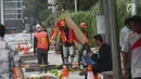 Pekerja tengah mengerjakan peremajaan gorong-gorong di kawasan Thamrin, Jakarta, Selasa (15/1).Peremajaan dilakukan untuk mengantisipasi terjadinya penyumbatan saluran yang dapat menyebabkan banjir di kawasan tersebut. (Liputan6.com/Angga Yuniar)