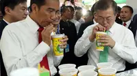 Presiden Jokowi dan Presiden Korea Selatan Moon Jae-in minum teh