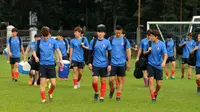 Jelang berlaga di kualifikasi Grup H Piala Asia 2016, timnas Korea Selatan U-23 melakukan latihan perdana di Lapangan C Senayan, Jakarta, (21/3/2015). Tampak, pemain timnas Korsel U-23 saat tiba di Lapangan C Senayan. (Liputan6.com/Helmi Fithriansyah)