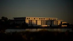Gedung John F. Kennedy Center for the Performing Arts di Washington, Amerika Serikat. Penutupan gedung utama untuk renovasi dilakukan setelah hakim federal memblokir upaya dewan menambahkan nama Presiden Donald Trump pada bangunan tersebut. (Andrew Harnik/Getty Images/AFP)