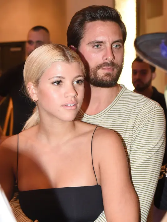 "Scott bahagia dengan Sofia   Richie, namun dirinya masih tak   bisa melihat Kourtney   Kardashian bersama pria lain,"   ujar seorang sumber. (REX/Shutterstock/HollywoodLife)