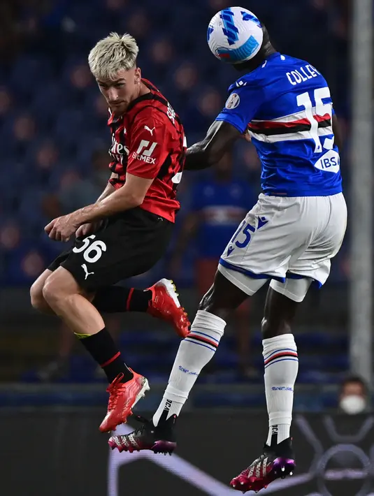 Pemain AC Milan Alexis Saelemaekers berebut bola dengan pemain Sampdoria Omar Colley pada pertandingan Serie A di Stadion Luigi Ferraris, Genova, Italia, 23 Agustus 2021. AC Milan menang 1-0. (MIGUEL MEDINA/AFP)