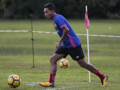 Gelandang Selangor FA, Evan Dimas, mengontrol bola saat latihan di Lapangan SUK, Selangor, Sabtu (3/2/2018). Selangor FA bersiap jelang laga perdana Liga Super Malaysia melawan Kuala Lumpur FA. (Bola.com/Vitalis Yogi Trisna)