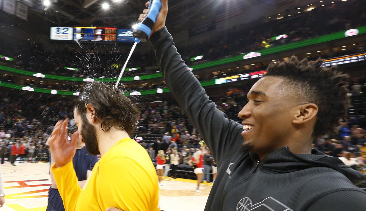 Pemain Utah Jazz, Donovan Mitchell (kanan) merayakan kemenangan timnya bersama Ricky Rubio (kiri) pada lanjutan NBA basketball game di Vivint Smart Home Arena, Salt Lake City, (30/1/2018). Utah menang 129-99. (AP/Rick Bowmer)