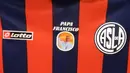 Jersey edisi spesial klub sepak bola San Lorenzo bergambar Kardinal Jorge Mario Bergoglio, sekarang Paus Fransiskus, yang merupakan anggota suporter dari tim tersebut. (AFP/Prensa Club San Lorenzo)