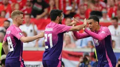 Gelandang Jerman #10 Jamal Musala berselebrasi dengan Ilkay Gundogan dan Maximilian Mittelstaedt setelah mencetak gol pertama tim mereka ke gawang Hungaria pada matchday ke-2 Grup A Euro 2024 di MPH Arena, Stutgart, Rabu (19/6/2024). (LLUIS GENE / AFP)