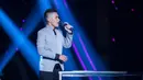 Di konser eliminasi Ilham membawakan lagu ‘Tabir Kepalsuan’ dan ia pun sukses menjadi sorotan berkat membawakannya dengan baik. Hal tersebut tentunya menjadi momen menarik, Ilham sukses memamerkan kualitas menyanyinya. (Dezmond Manullang/Bintang.com)