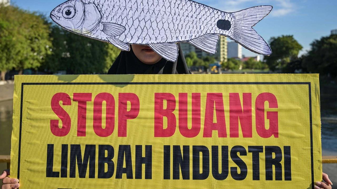 FOTO: Aktivis Ecoton Serukan Sungai Bersih pada Hari Lingkungan Hidup Sedunia