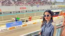 Nonton F1 di Dubai, Raline Shah tampil nyaman dengan denim on denim dan mini hand bag dari Gucci [@ralineshah]