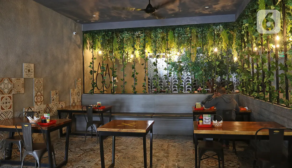 Pengunjung menikmati makanan di restoran Bebek Kaleyo, Kemanggisan, Jakarta, Senin (12/10/2020). Pada penerapan kembali masa PSBB Transisi Jakarta, restoran dan cafe diperbolehkan melakukan pelayanan makan di tempat dengan protokol kesehatan yang ketat. (Liputan6.com/Herman Zakharia)
