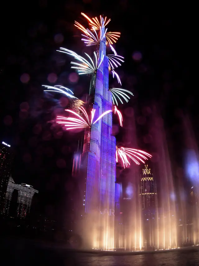 FOTO: Burj Khalifa Bermandikan Kembang Api di Malam Tahun Baru 2022