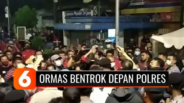 Ratusan orang yang merupakan bagian dari dua ormas berbeda bentrok berjam-jam di depan Polres Metro Bekasi hingga menimbulkan korban. Ternyata ini penyebabnya!