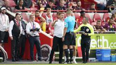 Pelatih Leeeds Jesse Marsch begitu murka di pinggir lapangan ketika anak asuhnya dilanggar pemain Brentford namun wasit tak bergeming. Marsch yang melakukan protes berlebih akhirnya diganjar kartu merah. (AP via PA/Andrew Matthews)