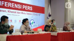 Kepala BPOM Penny K Lukito (tengah) menyampaikan keterangan terkait vaksin COVID-19 di Gedung BPOM, Jakarta, Kamis (19/11/2020). Penny mengatakan Emergency Use of Authorization (EUA) vaksin COVID-19 Sinovac diharapkan bisa keluar pada minggu ketiga/keempat Januari 2021. (Liputan6.com/Faizal Fanani)