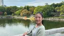 Dengan kepekaan luar biasa terhadap mode, ia memilih potongan-potongan yang playful namun tetap chic.