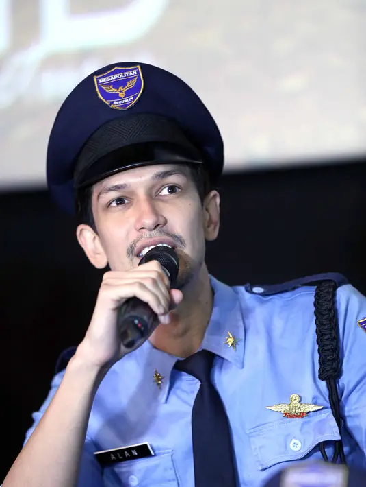 "Yang paling susah main dengan komedian beneran itu tahan ketawa. Karena kita harus masuk ke karakter. Supaya nahan ketawa itu yang paling susah," aku Dimas Beck, di CGV Blitz Grand Indonesia, Jakarta Pusat, Selasa (17/1/2017). (Nurwahyunan/Bintang.com)