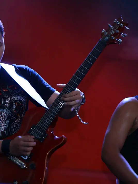 Hengky (Guitar/keyboard) juga ikut menyumbangkan keahliannya dalam album rok kolaborasi Ome & The People tersebut.(Deki Prayoga/Bintang.com) 