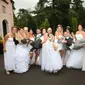 Pasangan yang mendandani sepuluh pengiring pengantinnya dengan gaun pengantin yang indah (Foto: Cosmopolitan/ Capture The Moment/Wales News Service)