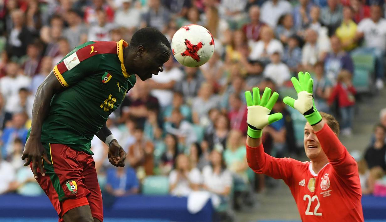 Kiper Jerman, Ter Stegen, berusaha menghalau bola tandukan kepala striker Kamerun, Vincent Aboubakar pada laga Grup B Piala Konfederasi 2017, di Stadion Fisht Olympic, Sochi, Minggu (25/6/2017). Jerman menang 3-1 atas Kamerun. (AFP/ Patrik Stollarz)