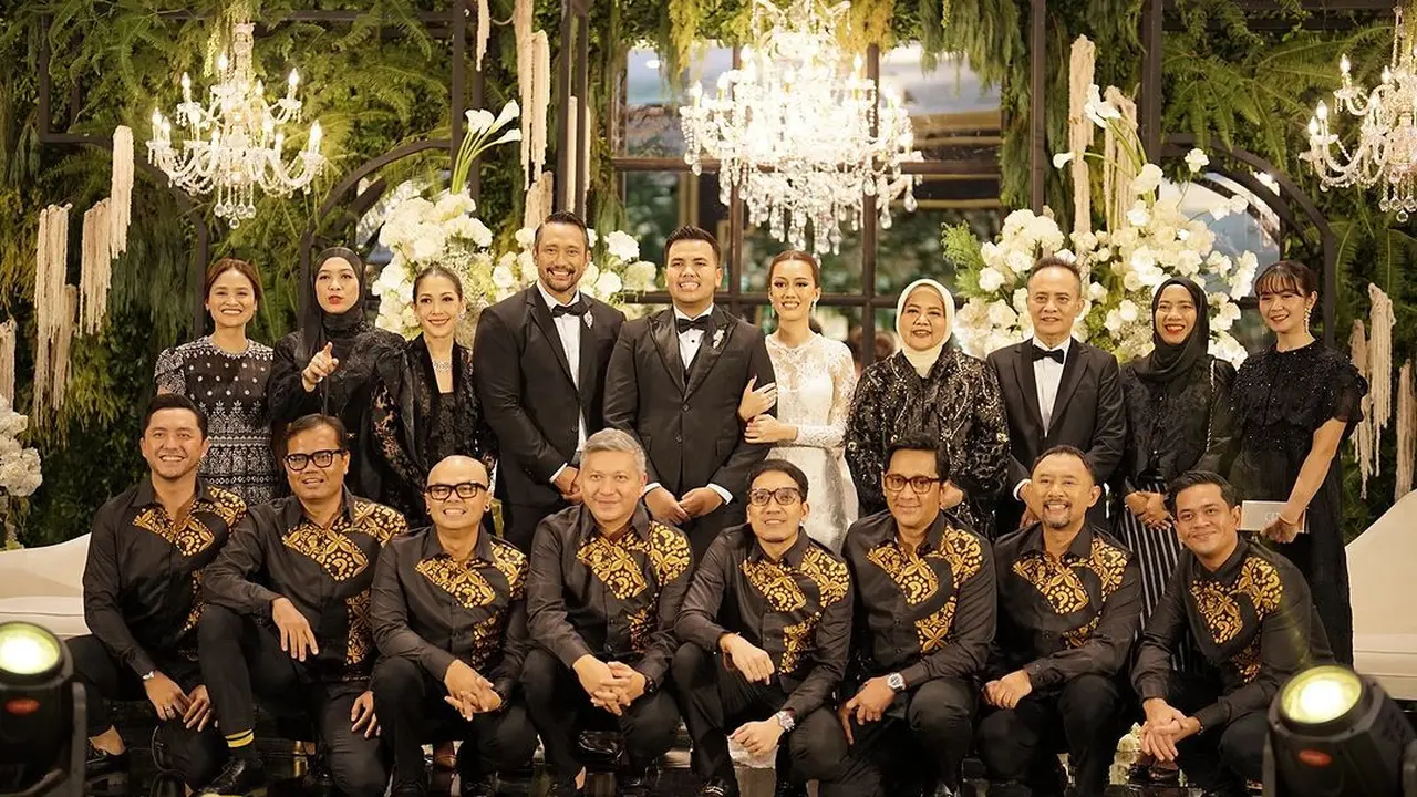 Gaya khas Bapak-Bapak Kondangan dari The Prediksi di Pernikahan Anak Tora Sudiro dengan Seragam Baru, Motif Batiknya Langka!