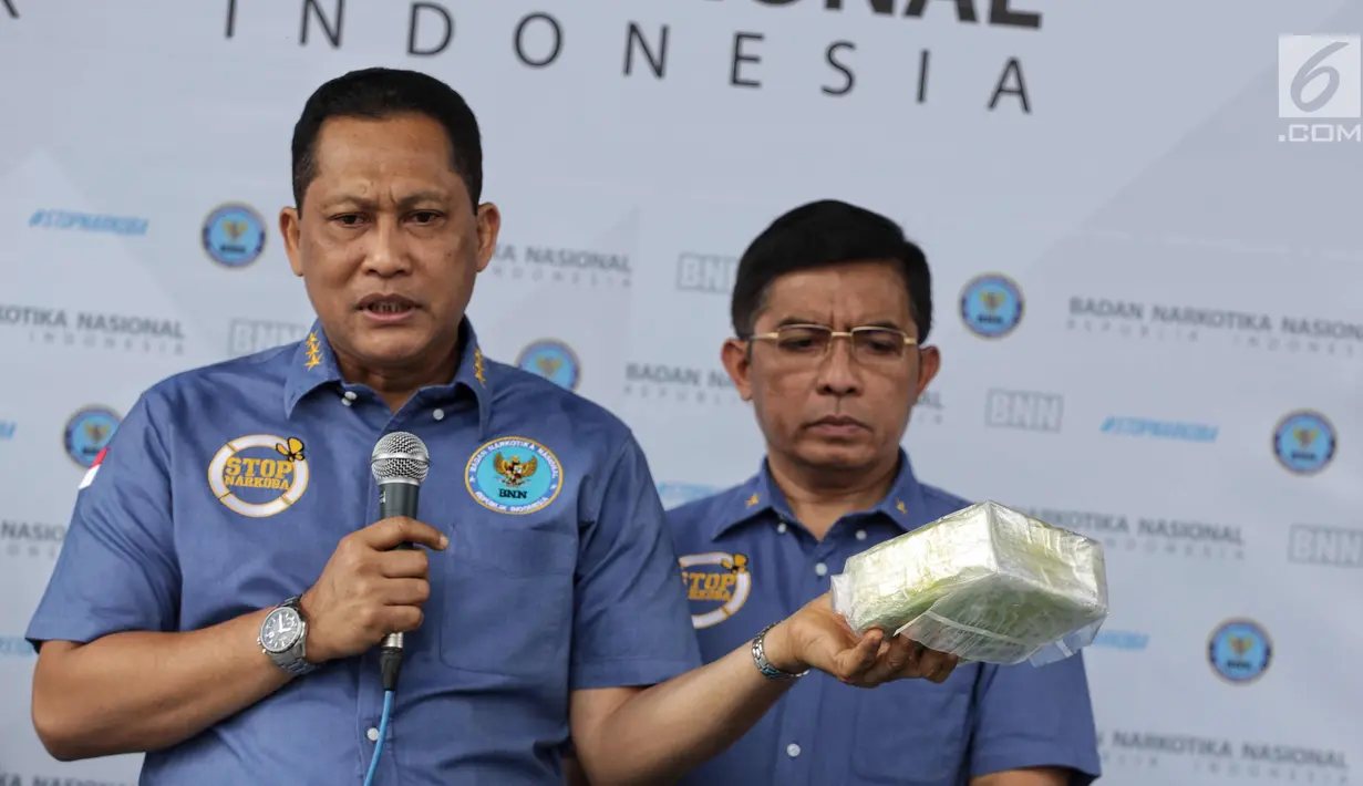 Kepala BNN Komjen Budi Waseso menunjukkan barang bukti kasus peredaran narkotika di Kantor BNN, Jakarta, Kamis (9/11). Dalam pengungkapan ini BNN menyita 220,78 kg sabu, 8.500 butir pil ekstasi dan 10.000 butir Happy Five. (Liputan6.com/Faizal Fanani)