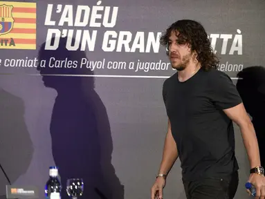 Gelandang Barcelona, Carles Puyol menggelar jumpa pers perpisahan di di stadion Camp Nou, Barcelona, (15/5/2014). (AFP PHOTO/Lluis Gene)