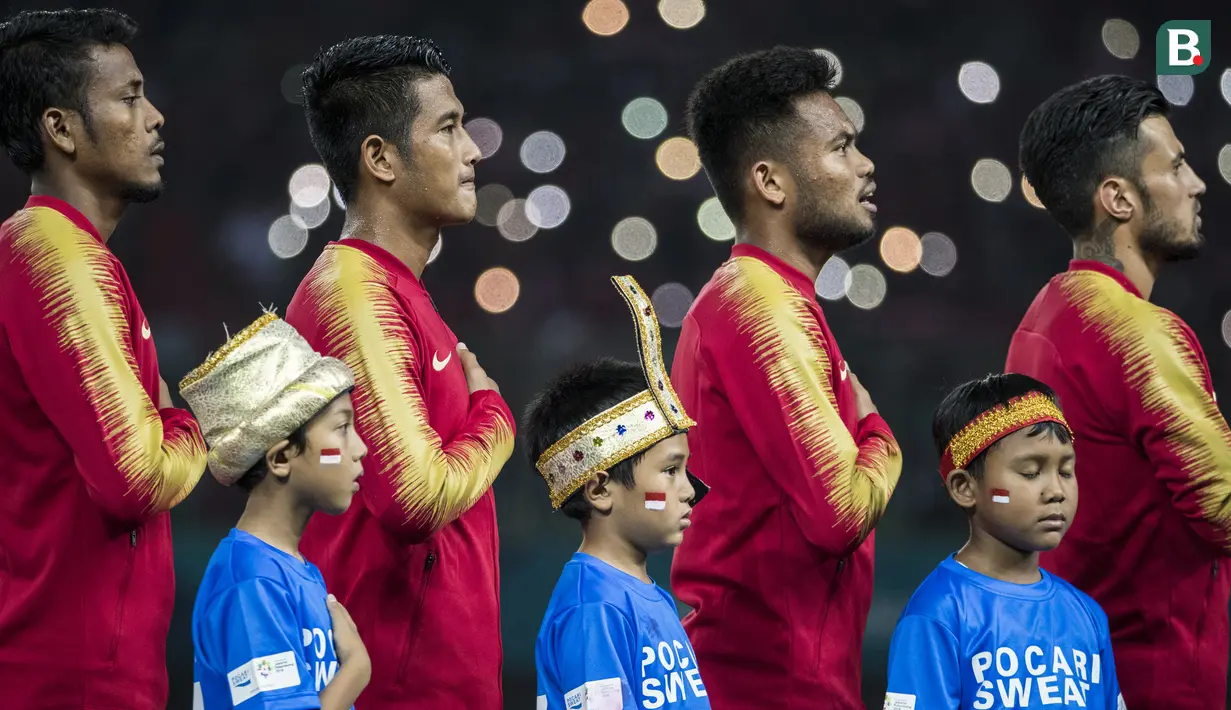 Pemain Indonesia bersama anak-anak menyanyikan Indonesia Raya saat pertandingan melawan Laos pada laga Asian Games di Stadion Patriot, Jawa Barat, Jumat (17/8/2018). Indonesia menang 3-0 atas Laos. (Bola.com/Vitalis Yogi Trisna)