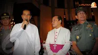 Di depan jemaat yang sedang melakukan misa, Jokowi menyempatkan diri untuk mengucapkan Selamat Natal pada umat Kristiani yang merayakan (Liputan6.com/Faisal R Syam).