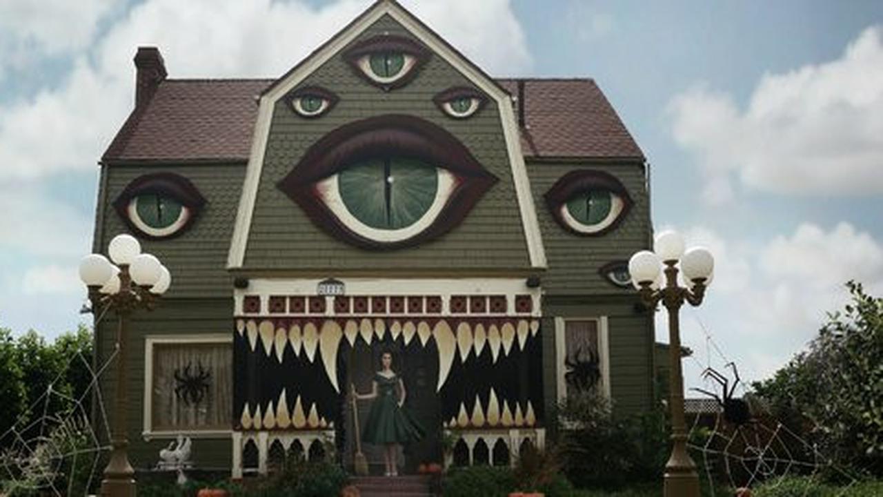 Seniman ini mengubah rumahnya menjadi monster