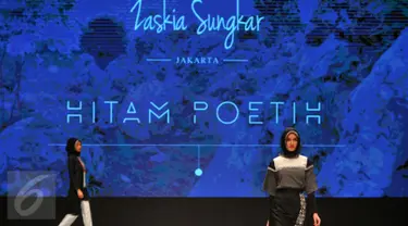 Model mengenakan busana rancangan Zaskia Sungkar pada Indonesia Fashion Week (IFW) 2016 di JCC Senayan, Jakarta, Jum'at, (11/03). Zaskia Sungkar menampilkan busana - busana muslim yang bertema hitam-putih. (Liputan6.com/Faisal R Syam)