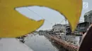 Pekerja Dinas Sumber Daya Air saat menyelesaikan pembangunan turap di Kali Duri, Jakarta, Kamis (25/10). Pembangunan turap bertujuan memperlebar aliran dan mengantisipasi terjadinya banjir di kala musim penghujan. (Merdeka.com/Iqbal Nugroho)