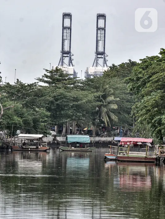 Lalu-lalang perahu eretan saat menyeberangkan warga di Kali Sunter, Rawa Badak, Jakarta, Rabu (20/1/2021). Terkadang, beberapa penumpang memberi uang lebih untuk tarif. (merdeka.com/Iqbal S. Nugroho)
