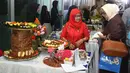 Juri melakukan penilaian terhadap hasil karya peserta lomba kreasi jajanan pasar di Jakarta, Rabu (20/2). Sebanyak 43 peserta mengikuti lomba yang digelar dalam rangka Munas 2019 Asosiasi Perusahaan Jasaboga Indonesia (APJI). (Liputan6.com/Angga Yuniar)