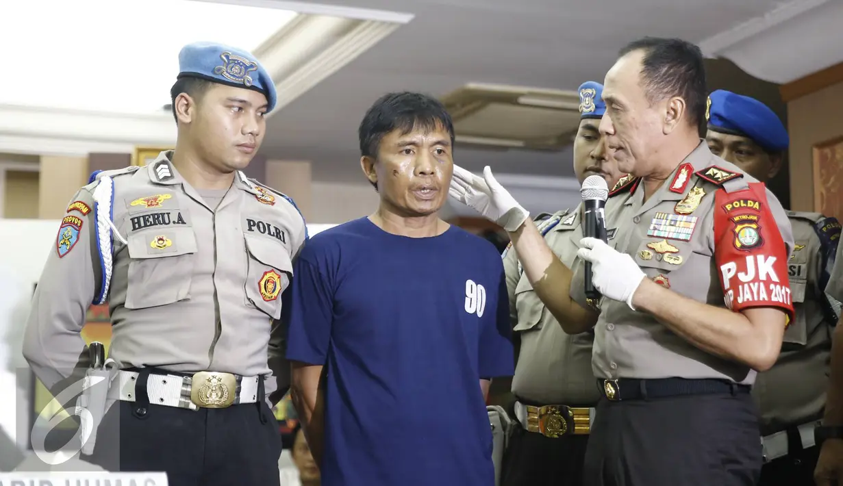 Kapolda Metro Jaya Irjen Pol M Iriawan menunjukkan barang bukti beserta tersangka kasus perampokan dan pembunuhan di rumah Ir. Dodi Triono, Jakarta, Kamis (5/1). (Liputan6.com)