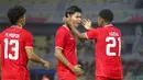 Pemain Timnas Indonesia U-19, Kadek Arel melakukan selebrasi bersama Iqbal Gwijangge setelah mencetak gol ke gawang Kamboja U-19 pada fase Grup Piala AFF U-19 2024 di Stadion Gelora Bung Tomo (GBT), Surabaya, Sabtu (20/7/2024) malam WIB. (Bola.com/Aditya Wany)